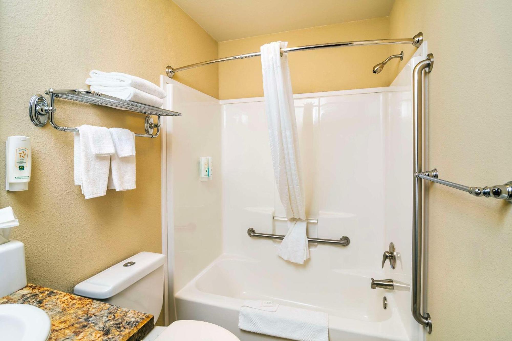 Quality Inn & Suites 穆斯乔 外观 照片